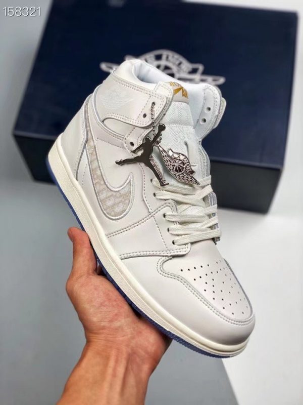 Dior x Air Jordan 1 High OG 4