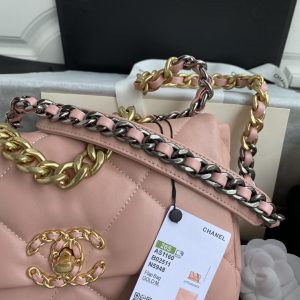 Small Chanel Autumn/Winter 19Bag combines all classic pillow bags 11