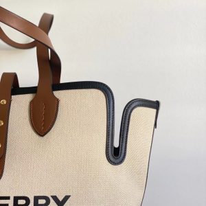 Burberry’s tote bag 10