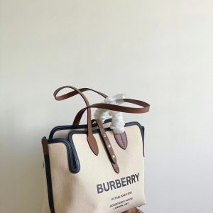 Burberry’s tote bag 14