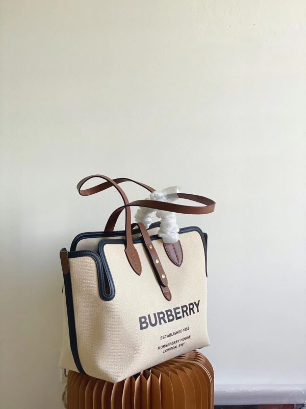 Burberry’s tote bag 6