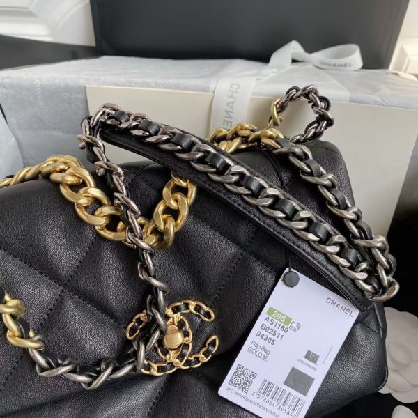 Small Chanel Autumn/Winter 19Bag combines all classic pillow bags 2