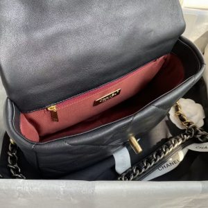Small Chanel Autumn/Winter 19Bag combines all classic pillow bags 12