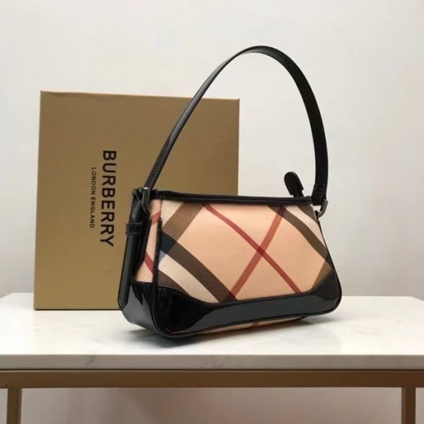 The classic middle age underarm bag of Burberry house 1