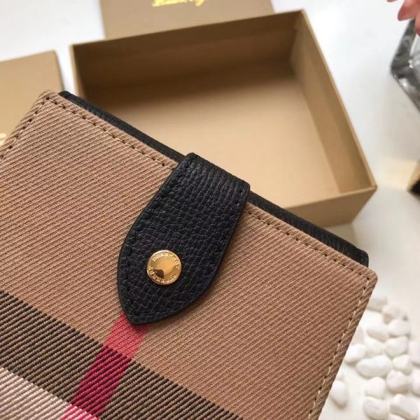 Burberry The coin purse 5